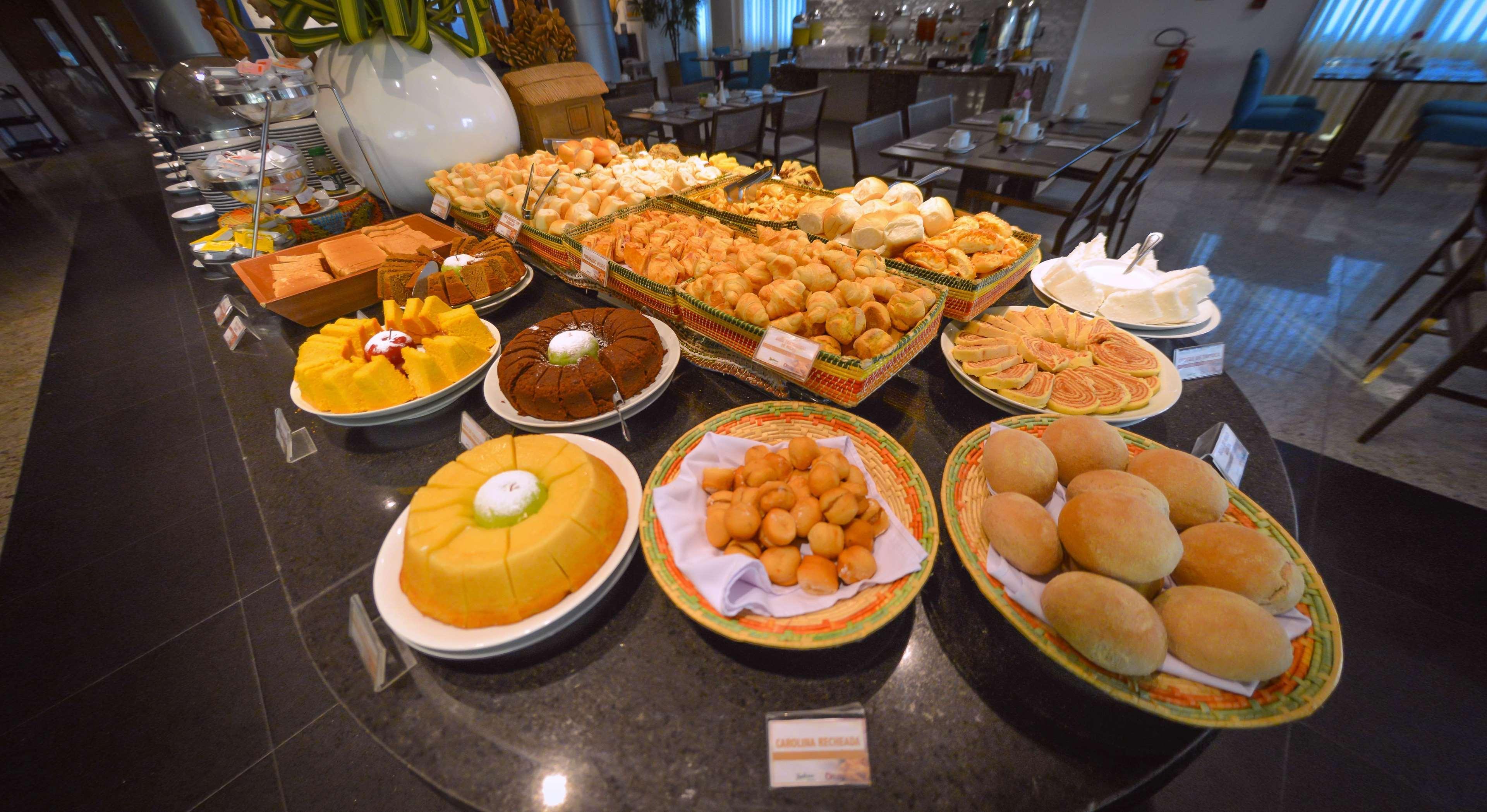 فندق بيست ويسترن بريمير ماسايو Maceió المظهر الخارجي الصورة A selection of puddings and cakes